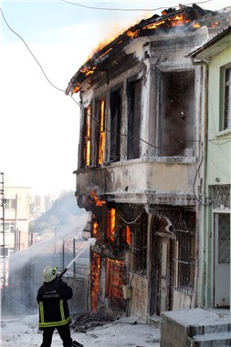 Tarihi bina alev alev yandı, yıkılışı kameralara yansıdı