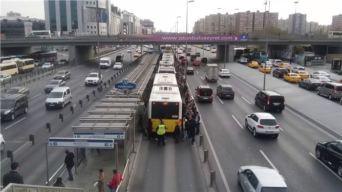 Metrobüs yolunda arızalı araç kuyruğu