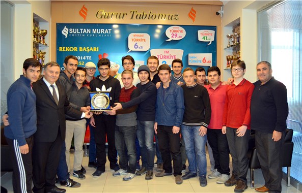 Eski öğretmenlerine pankartlı Öğretmenler Günü sürprizi