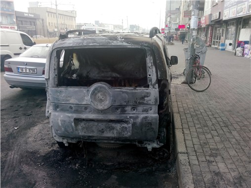 Bursa’da 3 otomobil alev alev yandı