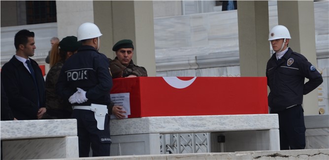 Şehit eşini, üniformasını giyerek uğurladı