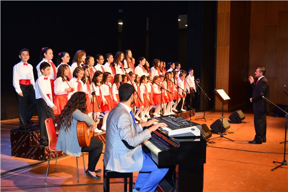 Minik öğrenciler, ilk konserlerini öğretmenleri için verdi