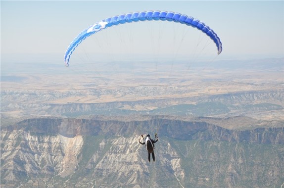 Tut ilçesi bölgenin yamaç paraşütü merkezi oluyor