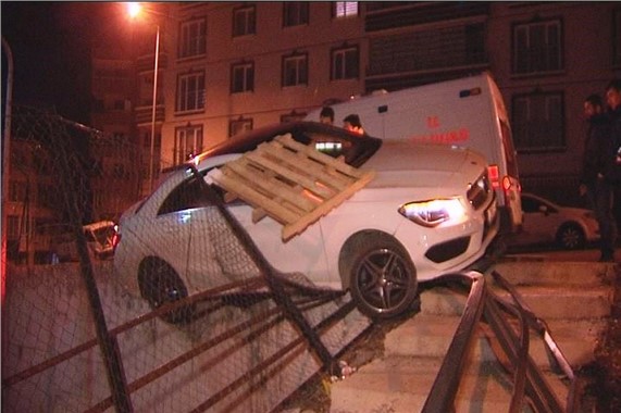 Bariyerleri parçalayan otomobil askıda kaldı