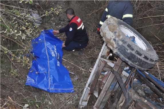 Traktör devrildi, 1 kadın öldü