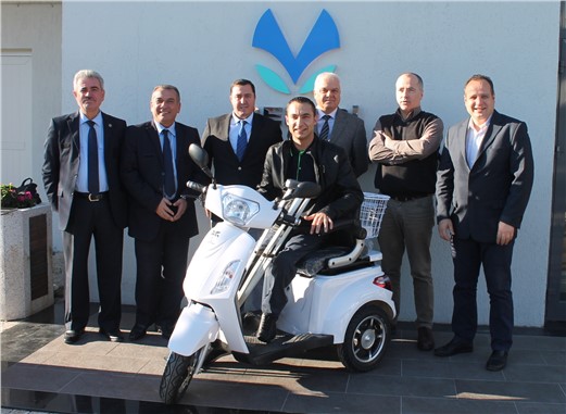 Engelliler için üç adet akülü araba