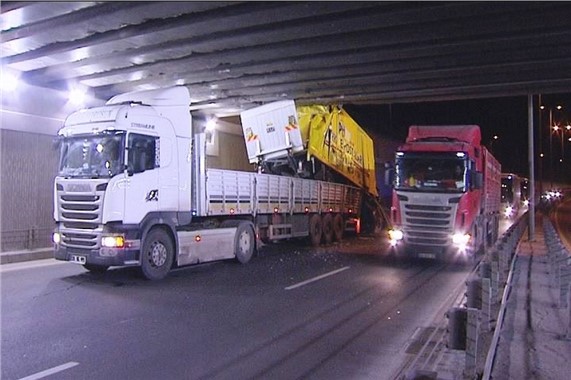 Köprüye takılan TIR’ın kasasındaki otomobil yola düştü