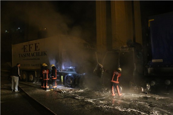 Eyüp'te iki TIR yandı