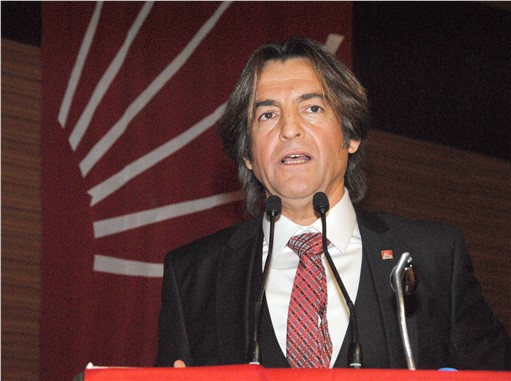 CHP İlçe Başkanı Öztürk, rakibi kadın adaya jest yaparak adaylıktan çekildi