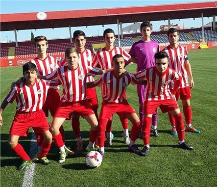 Futbolcular gelmeyince takım 9 kişi ile çıktı ama maçı bitiremedi