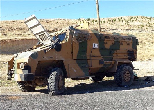 Zırhlı araç devrildi, 10 özel harekat polisi yaralandı