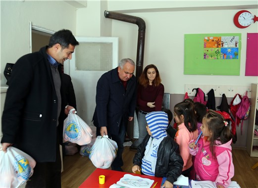 Erdemli Belediyesi okullara portakal dağıttı