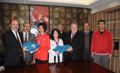 Serimer'den Başarılı Sporculara Altın Ödülü