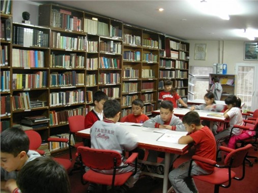 Bisikletiyle Köy Okullarına Kitap Temin Ediyor