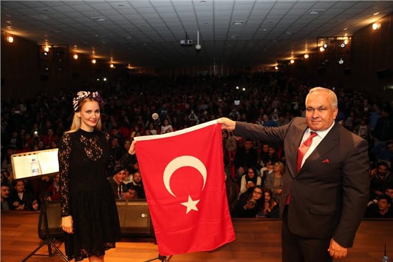 Erdemli’de Öğrenciler Gökçe Konseri İle Tatile Girdiler