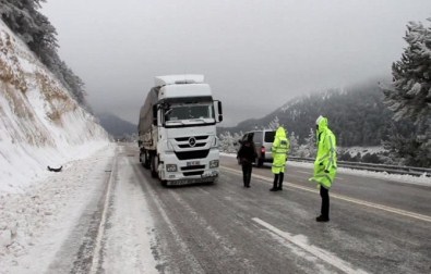 Sertavul Geçidinde Buzlanma ve Rüzgar Ulaşımı Etkiliyor