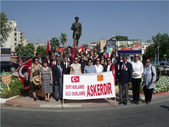 Tarsus'ta Atatürk anıtında kutlama