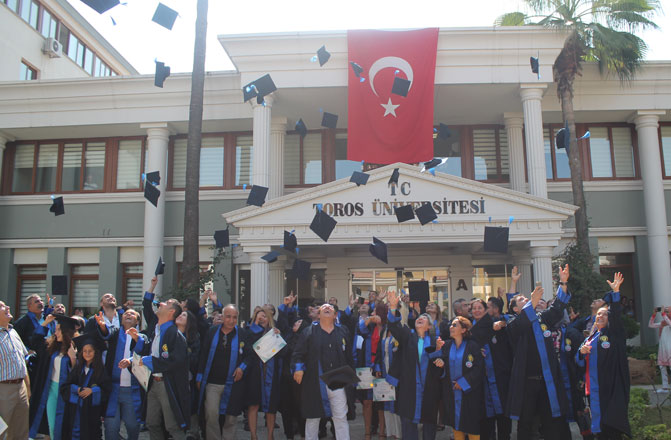 Mersin Tüm Emlakçılar Odası Toros Üniversitesi’nde Kep Fırlattı