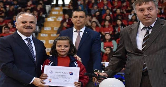 Mersin'de Başarılı Sporcular Ödüllerini Validen Aldılar