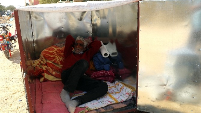 Mersin'de Hastalığından Dolayı Eşiyle Sokakta El Arabasında Yaşıyor