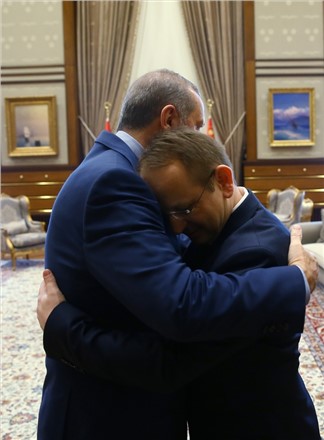 Cumhurbaşkanı Erdoğan 15 Temmuz Gazisini Bağrına Bastı Sarıldı