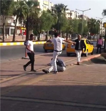 Mersin'de Tacizci Suriyeliye Tekmeyle Karşılık Verildi