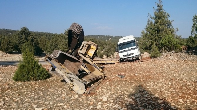 Mersin'de Üzerinde İş Makinesi Taşıyan Tır Kaza Yaptı