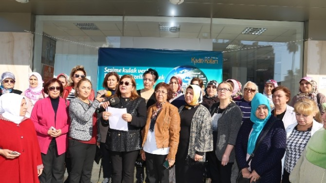 Mersin'de Ak Parti Kadınları Kadına Şiddeti Protesto Etti