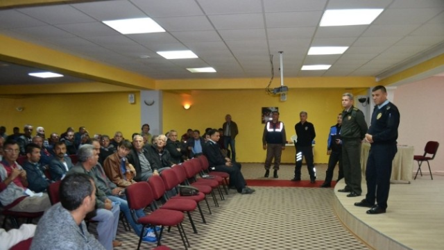 Mersin'de Emniyet Vatandaşları Bilgilendirme Toplantısı Düzenledi