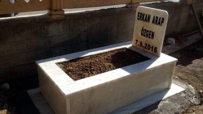 Antalya'da Ölen Kedisi İçin Mezar Yaptırdı