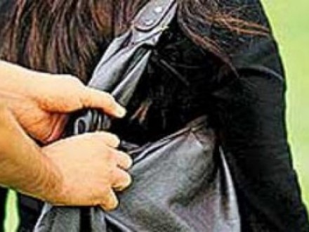 Mersin'de Çantasını Çalmaya Çalıştığı Genç Kızı Yerde Sürükledi