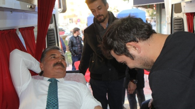 Başkan Tuna Kan Vererek Kızılay'a Destek Verdi