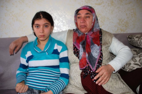 Pencereden Atılan Bir Şurup Şişesi Küçük Kızın Başına İsabet Ederek Hayatını Kararttı