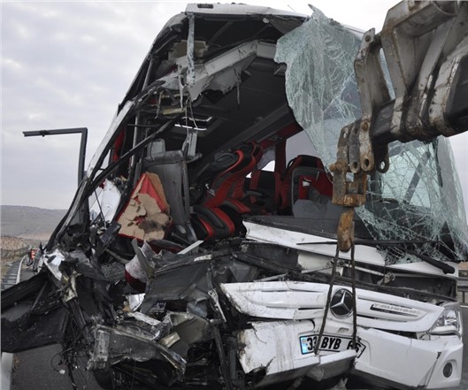 Mersin'e Gelen Yolcu Otobüsü TIR'a Çarpıp Devrildi: 8 Yaralı