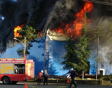 Mobilya Fabrikasında Yangın Çıktı :  4 Kişi Hastaneye Kaldırıldı
