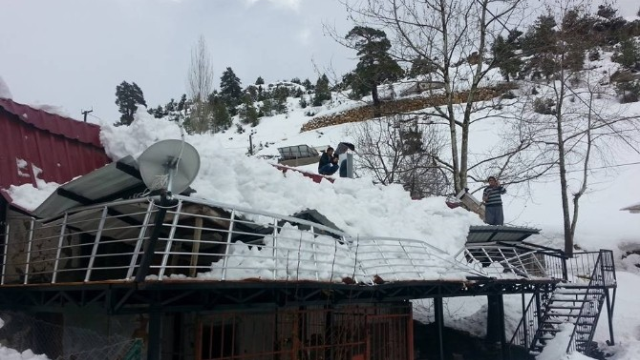 Mersin'de Kardan Dolayı Bakkalın Çatısı Çöktü