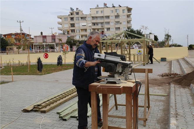 BELEDİYE MARANGOZHANESİ ÜRETİYOR ERDEMLİ GÜZELLEŞİYOR