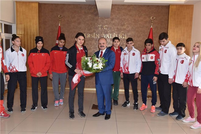 VALİ ÖZDEMİR ÇAKACAK BAŞARILI SPORCULARI ÖDÜLLENDİRDİ