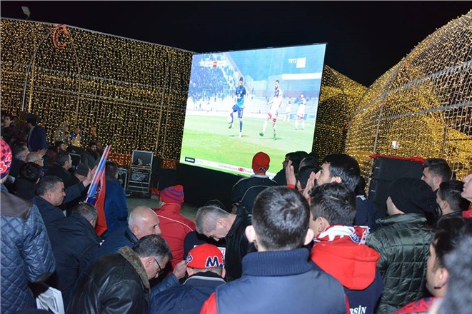 BAŞKAN KOCAMAZ, DEV EKRAN KURDURDU TARAFTARLA MAÇ İZLEDİ