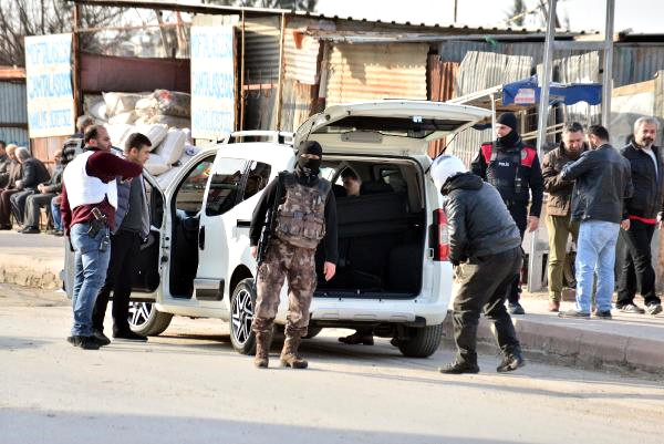 Adana'da Polis İlk Defa Sprey Kullandı