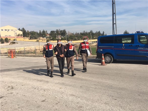 MERSİN  İL JANDARMA İHBARI DEĞERLENDİRDİ, 17 YILDIR ARANAN KİŞİYİ YAKALADI
