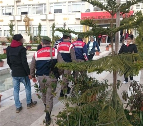 MERSİN’DE OKUL ÖNÜNDE UYUŞTURUCU SATARKEN YAKALANDILAR