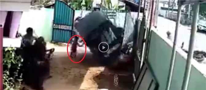 Kontrolünü Kaybeden Araç Küçük Kızın Üzerine Devrildi! İşte Saniye Saniye Dehşet Anları