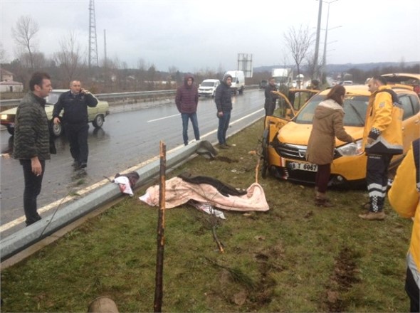 Ticari Taksi Kaza Yaptı: 1 Ölü 3 Yaralı