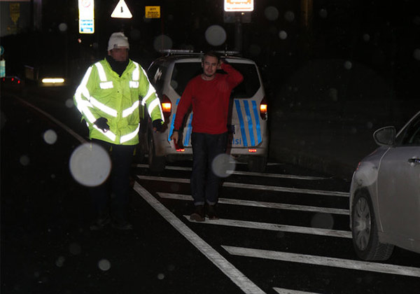 Ünlü Şarkıcı Mustafa Ceceli Polisten Kaçtı! Son Anda Yakalandı