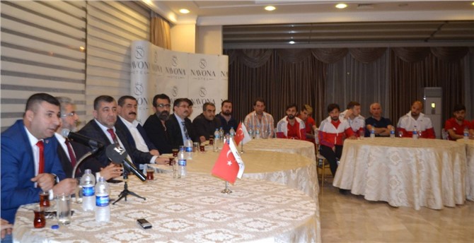 MERSİN İDMAN YURDU YÖNETİMİ İLE FUTBOLCULAR BASINLA BULUŞTU
