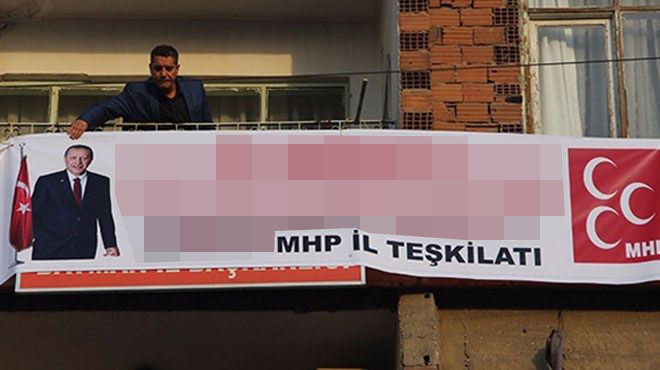 Türkiye Siyaset Tarihinde Bir İlk..Pankarta Bakan Bir Daha Baktı