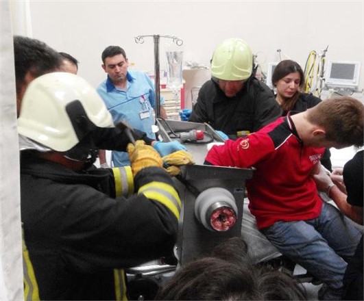 Elini Kaptırdığı Kıyma Makinesi ile Hastaneye Getirildi