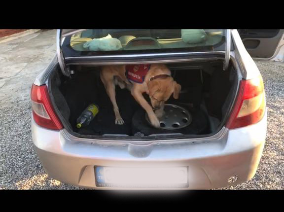 Jandarma Otomobilin Yedek Lastiğine Saklamış Esrar Maddesi Yakaladı