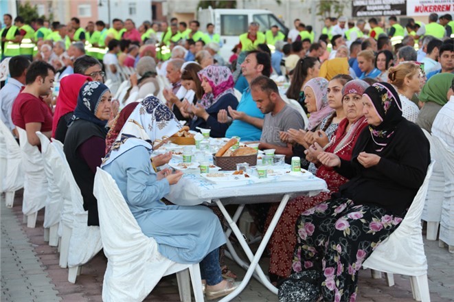 Erdemli Belediyesi İftar Sofrasında Gönüller Buluşuyor